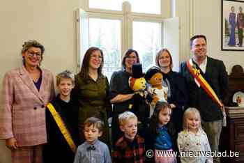 Klaspoppen Jules en Loeloe stappen in huwelijksbootje met Valentijn