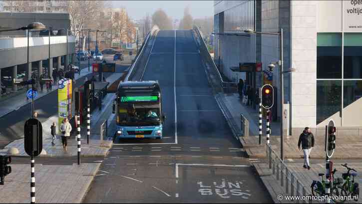 Almere - Onveilige situatie rond bushokjes: 'Onderhoud moet beter'
