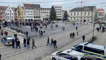 Demonstration am Rathausplatz bremst Nahverkehr aus