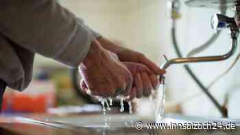 Warum Ihr nasse Putzlappen auf keinen Fall über den Wasserhahn hängen solltet