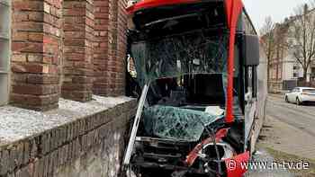 Kollision mit fünf Fahrzeugen: 13 Verletzte bei schwerem Busunfall in Hemer