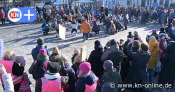 Flashmob am Hafen in Eckernförde: Tanzen gegen Rechtsextremismus