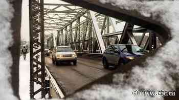 Downtown biz group worries Edmonton bridge construction crunch could hurt city's core