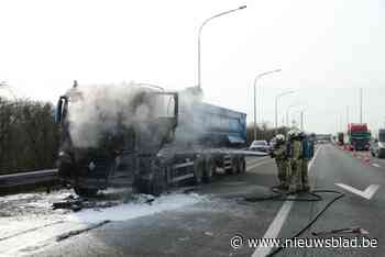 Vrachtwagen brandt uit op E17