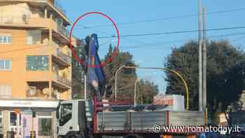 Mezzo pesante trancia i cavi dell'alta tensione, si ferma il tram 8