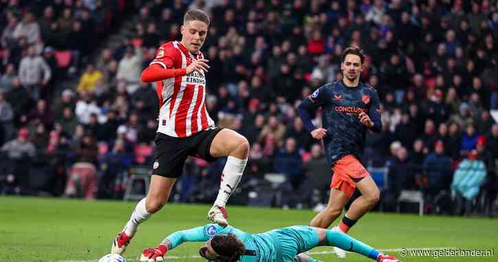 LIVE eredivisie | Kwakkelend PSV weer op zoek naar voorsprong: Utrecht-verdediger haalt bal vlak voor doellijn weg