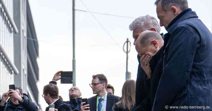 Scholz legt Rose am Anschlagsort nieder