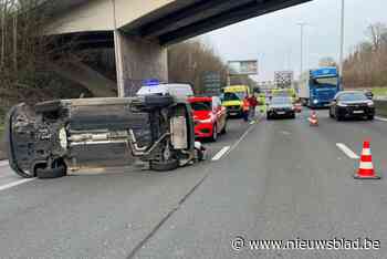 Wagen belandt op flank na aanrijding: bestuurder en drie kinderen lichtgewond naar ziekenhuis