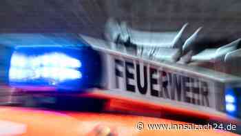 Haus geht in Altötting in Flammen auf – Eigentümer mit Rauchgasvergiftung im Krankenhaus