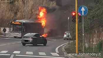 Incendio a Roma, autobus del servizio periferico distrutto dalle fiamme