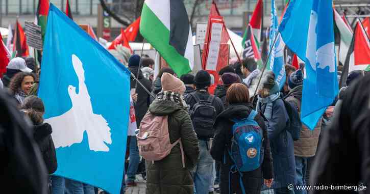Mehrere Tausend Menschen demonstrieren friedlich in München