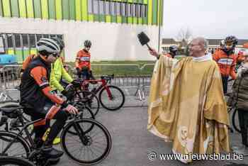 Fietsen beloftevolle renners worden gezegend tijdens Sportabedevaart