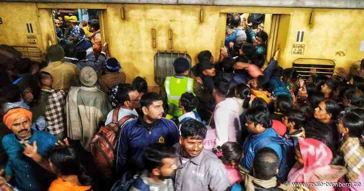 Medien: Tote bei Massenpanik auf Bahnhof in Neu-Delhi