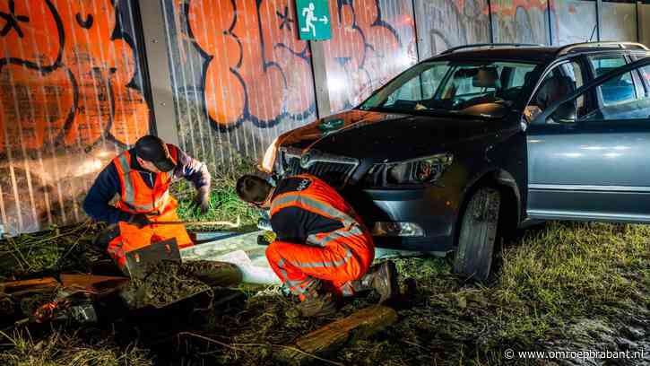 Stomdronken automobilist rijdt lichtmast uit de grond