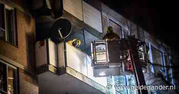 Brand op balkon van flat in Arnhem: brandweer voorkomt dat vuur overslaat