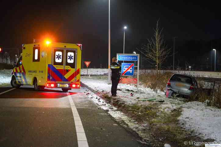 Automobiliste raakt van de weg op afrit N7 bij Groningen-West
