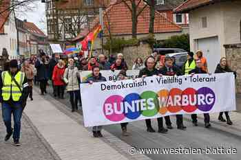 700 Menschen ziehen bei Demokratie-Demo durch Warburg