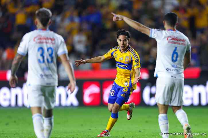 Con 10 jugadores, Tigres frena el buen paso de Cruz Azul