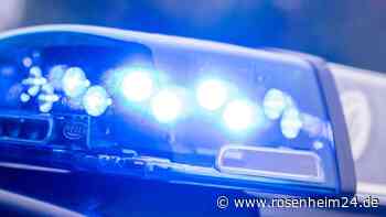 Ereignisreiche Nacht in Rosenheim: Betrunkener (22) fährt mit Auto gegen Baum