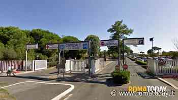 Non gli fanno vedere la mamma in ospedale e aggredisce medici e infermieri