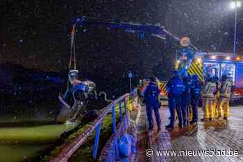 Auto belandt in het water, twee inzittenden kunnen op het nippertje ontsnappen: “Ze hebben veel geluk gehad”