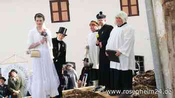 Ja-Wort auf dem Misthaufen: Urige Faschingshochzeit mit 300 Gästen