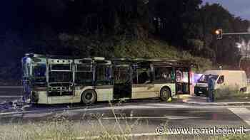 Bus a fuoco, corse in ritardo e stipendi non pagati: il servizio di bus periferici ancora non decolla
