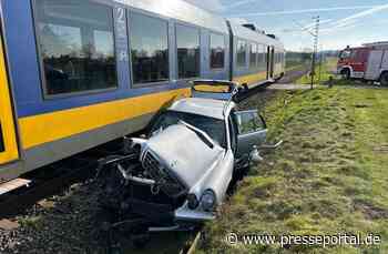 FW Moers: Regionalbahn kollidiert mit PKW an Bahnübergang