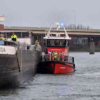 Opgeblazen motor binnenvaarschip zorgt voor rookontwikkeling op Merwede