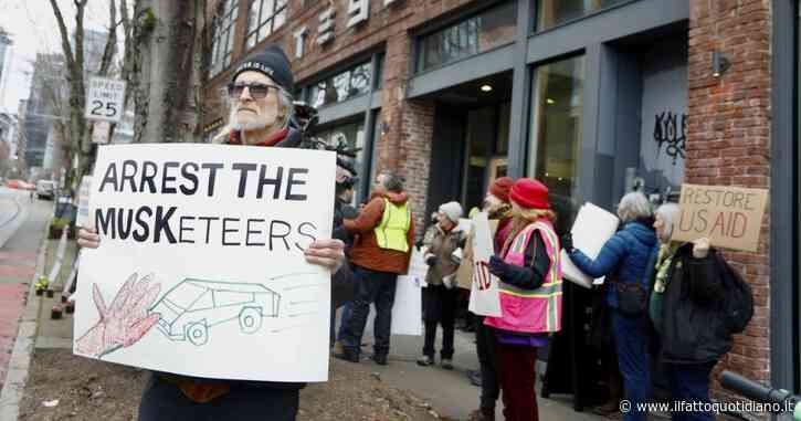“Detronizzate Musk”: decine di proteste davanti alle concessionarie Tesla in Usa. I rischi del sostegno a Trump