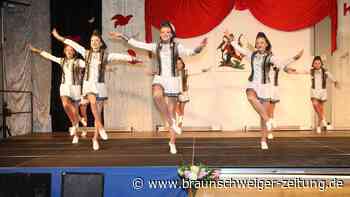 Jecken lassen beim Karneval in Lehre die Börnekenhalle beben
