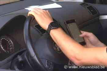 Politie betrapt 30 bestuurders op gsm-gebruik achter het stuur