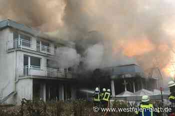 Hotel am Kaiserbrunnen in Brakel steht lichterloh in Flammen