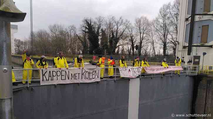 Kolenschepen liggen uren vast door blokkade van activisten