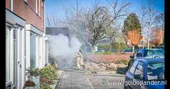 Nelly keek tv toen ze bij de buren rook onder de voordeur vandaan zag komen