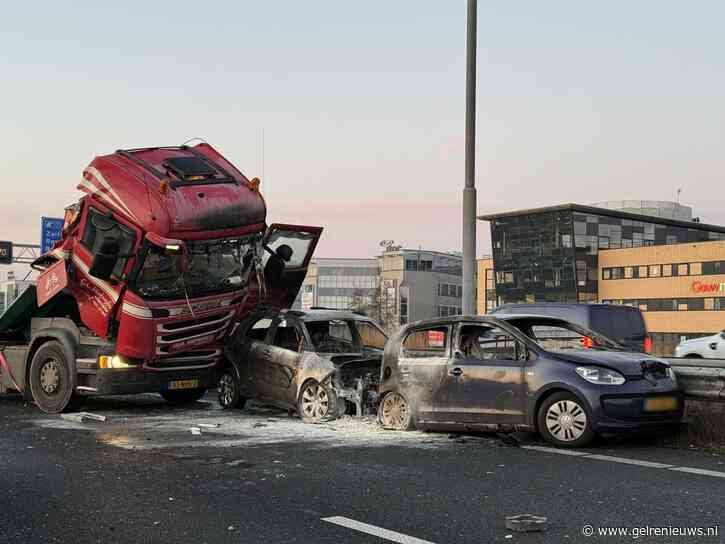 Ernstig ongeval met auto’s en vrachtwagen op de A2 [VIDEO]