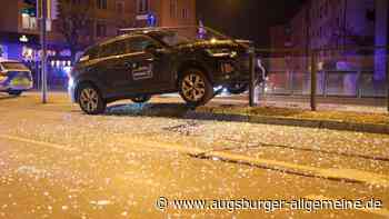 Mitten in Augsburg: Mann fährt Mietwagen in Tramhaltestelle