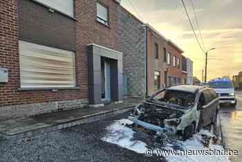 Auto vat plots vuur, ook nabijgelegen woning beschadigd
