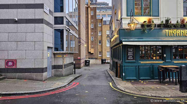 London’s Alleys: Circus Mews, W1