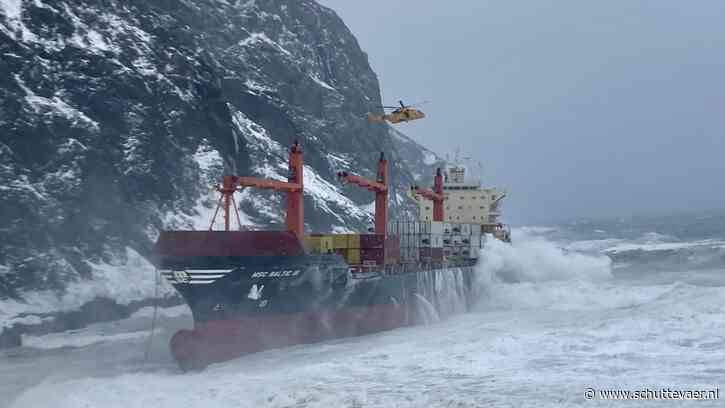 Containerschip MSC Baltic lll strandt in ijskoude storm, bemanning gered per helikopter (video)