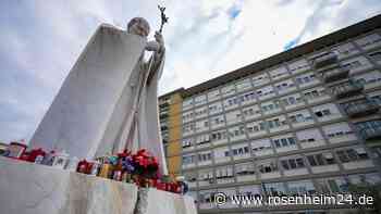 Papst muss länger im Krankenhaus bleiben