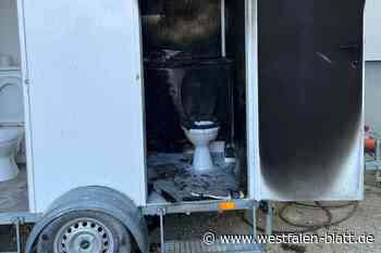 Toilettenanhänger auf Baustelle des St.-Johannistifts in Flammen