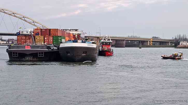 La Terna neemt tanker langszij na ontplofte motor bij Dordrecht