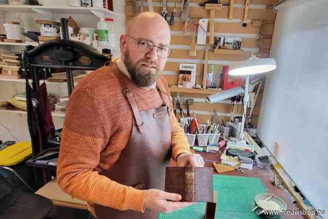 Schellenaar Boris (35) ‘reanimeert’ boeken in ‘De repair shop’: “Achter elk boek schuilt een verhaal, dat maakt het zo boeiend”