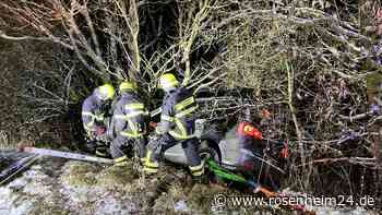 Auto rutscht von Straße – Retter müssen Fahrer und zwei Kinder aus misslicher Lage befreien