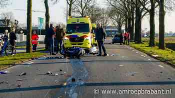Motorrijder knalt achterop taxi en raakt zwaargewond