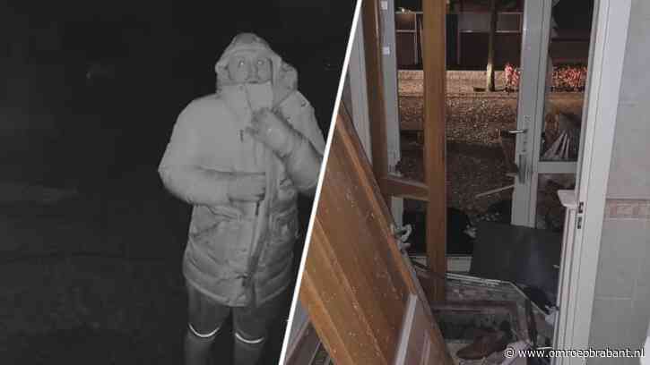 Wie is deze man die een vuurwerkbom door een brievenbus duwt?