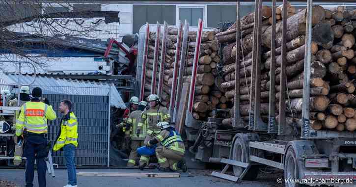 Holzlaster fährt in Haus – wohl medizinischer Notfall