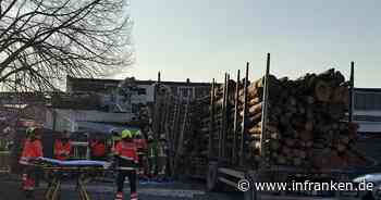 Bamberg: Holz-Lastwagen rast in Gebäude - Bergung von Fahrer läuft derzeit