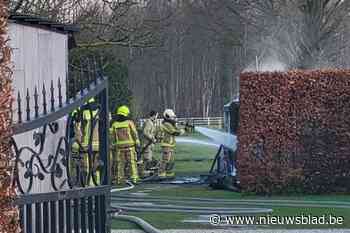 Brand vernielt hok met brommers